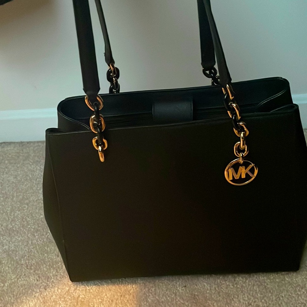 Michael Kors shoulder bag with gold details. Very nice and elegant.